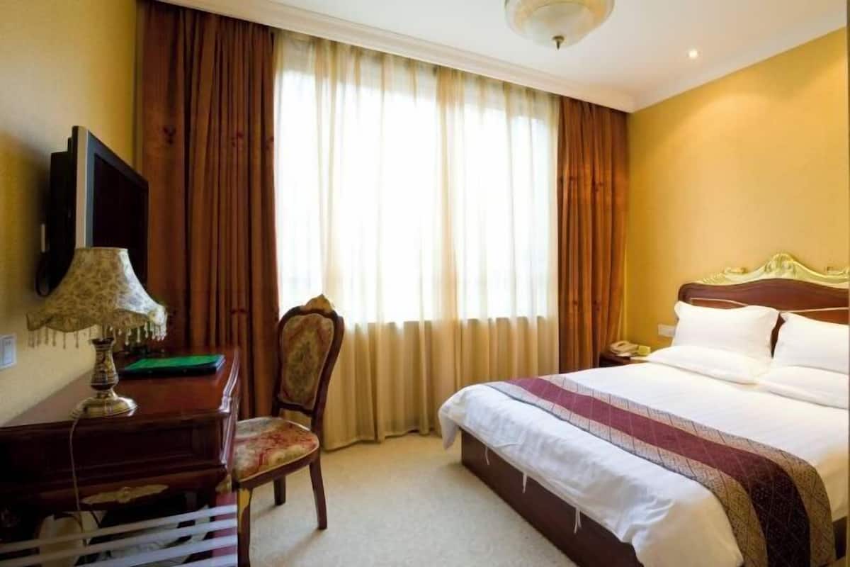 Pillow-top beds, desk, blackout curtains, cots/infant beds