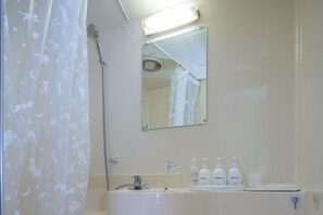 Shower, hair dryer, towels - Hotel Empire in Shinjuku (Tokyo)