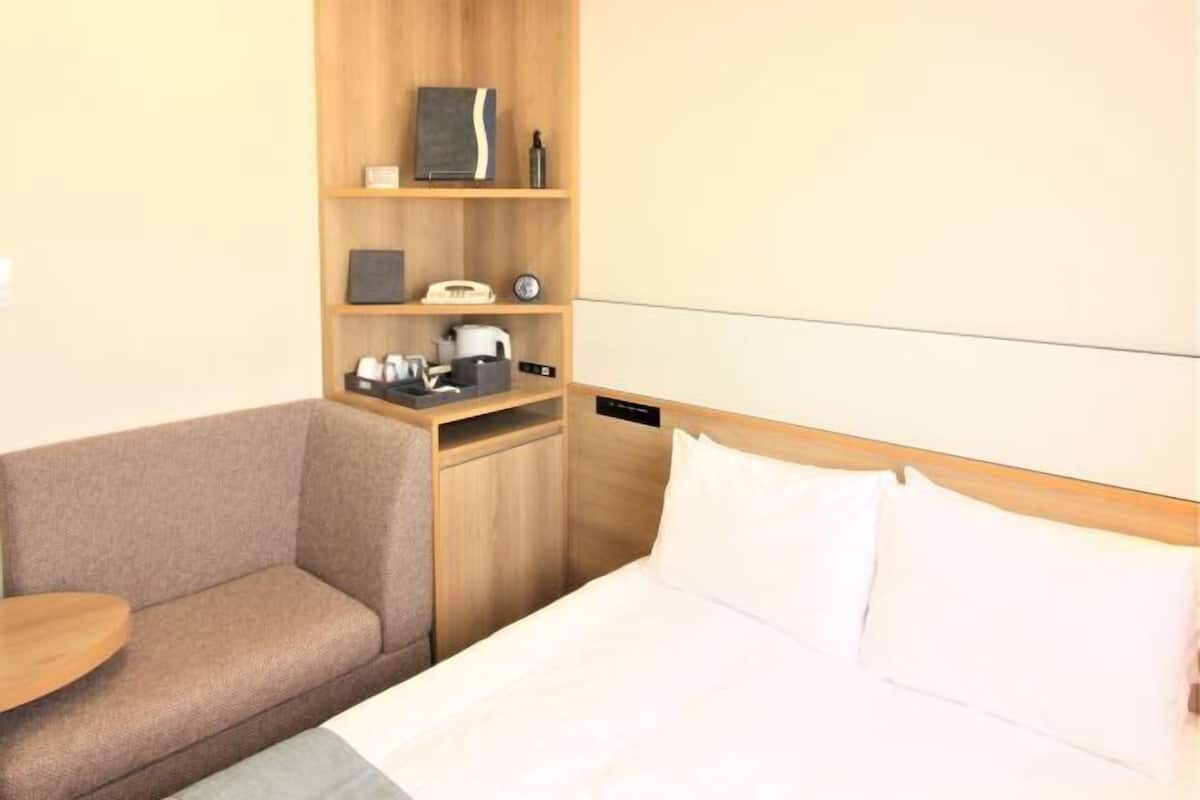 Edredón, cortinas blackout, wifi gratis y ropa de cama