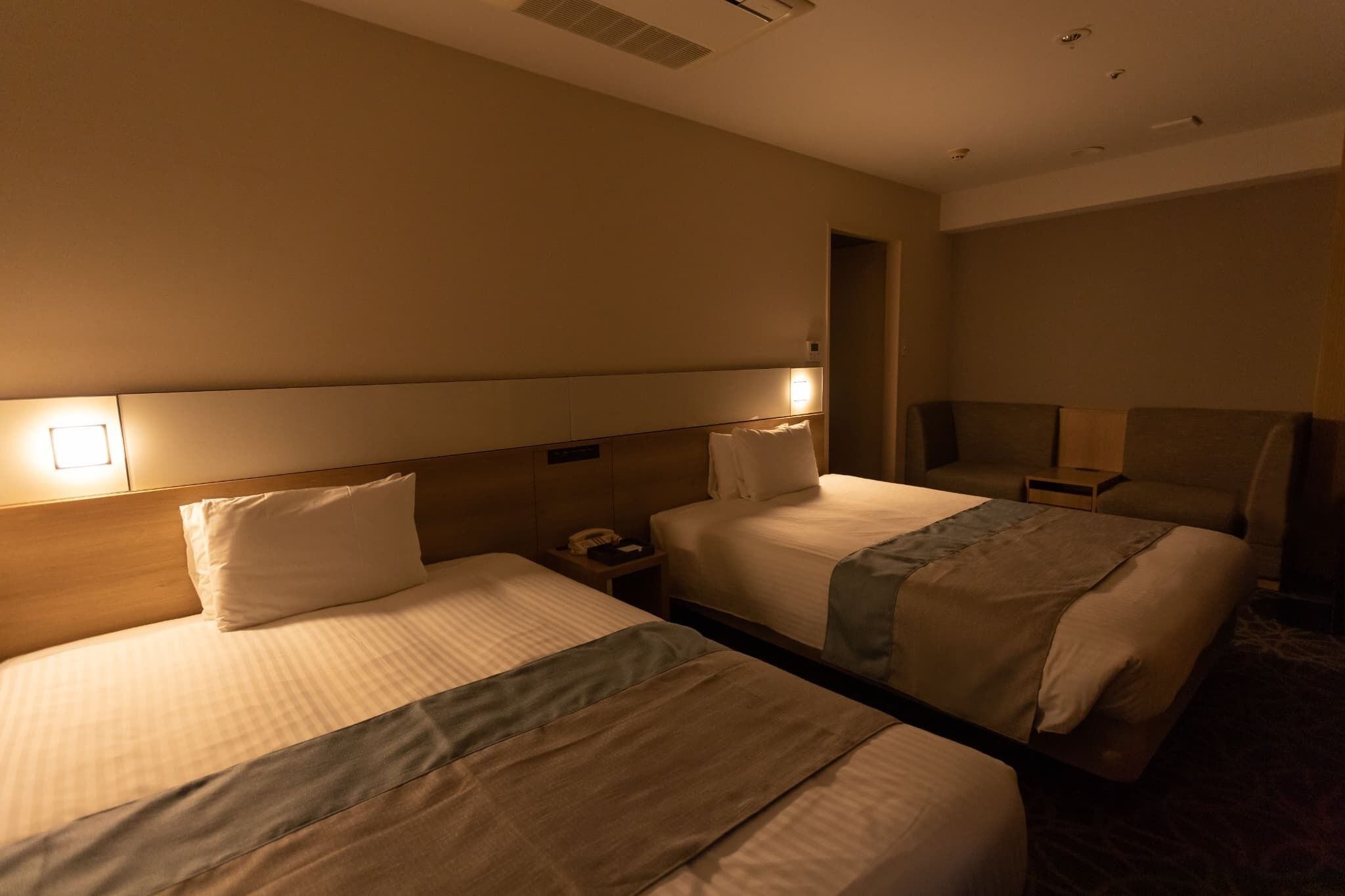 Edredones de plumas, cortinas opacas, wifi gratis y ropa de cama
