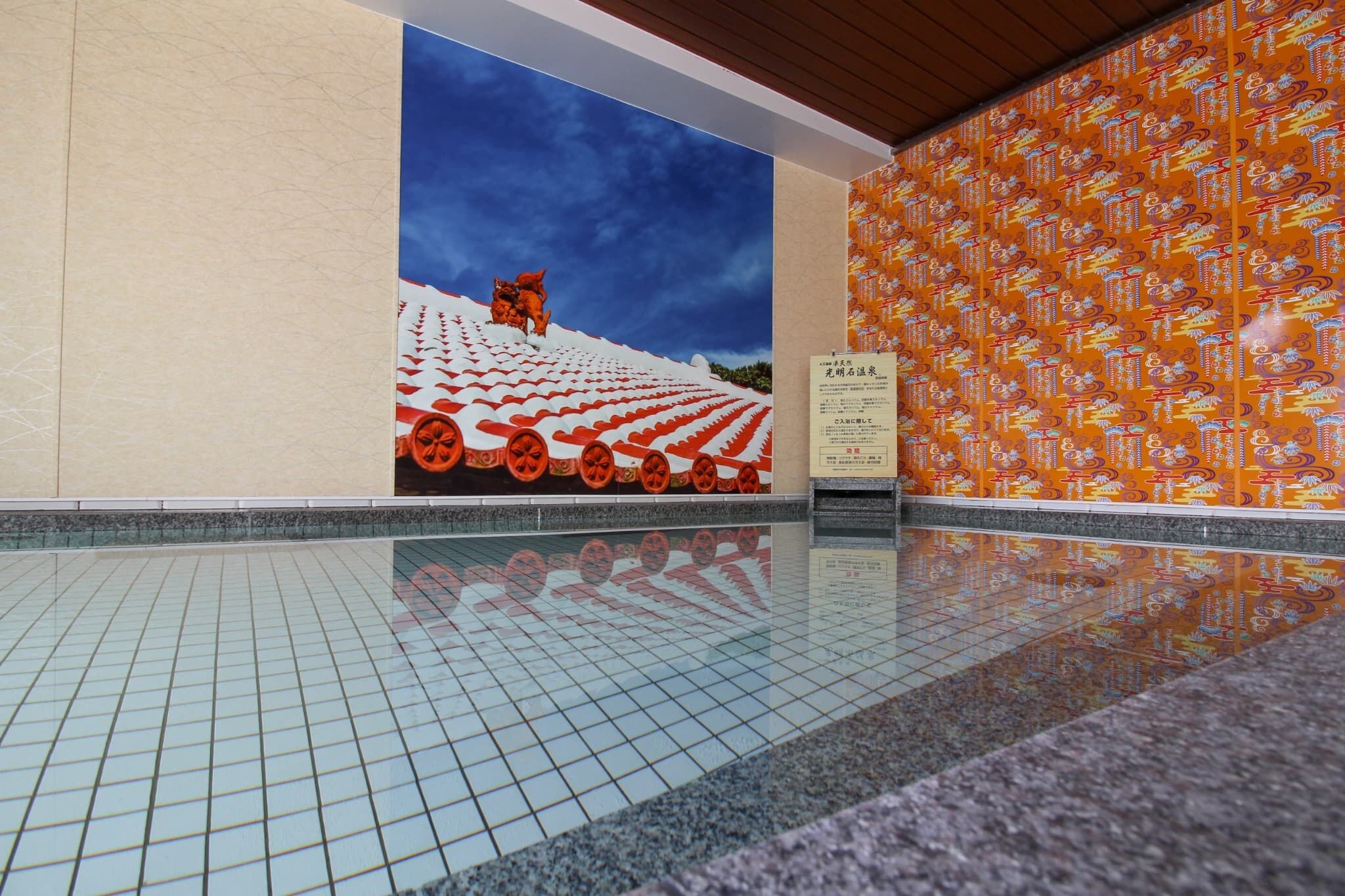 Combined shower/bathtub, free toiletries, hair dryer, slippers