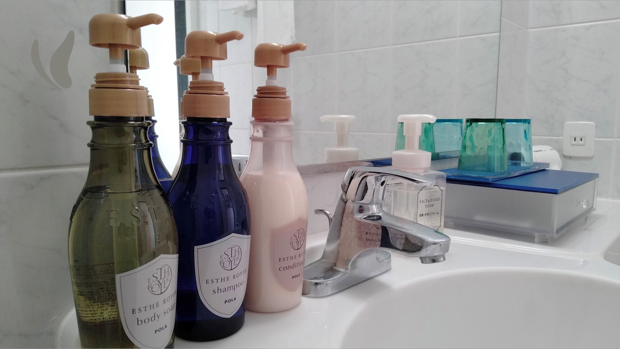 combined shower/bathtub, free toiletries, hair dryer, slippers