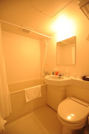 Ducha y bañera combinadas y artículos de higiene personal gratuitos