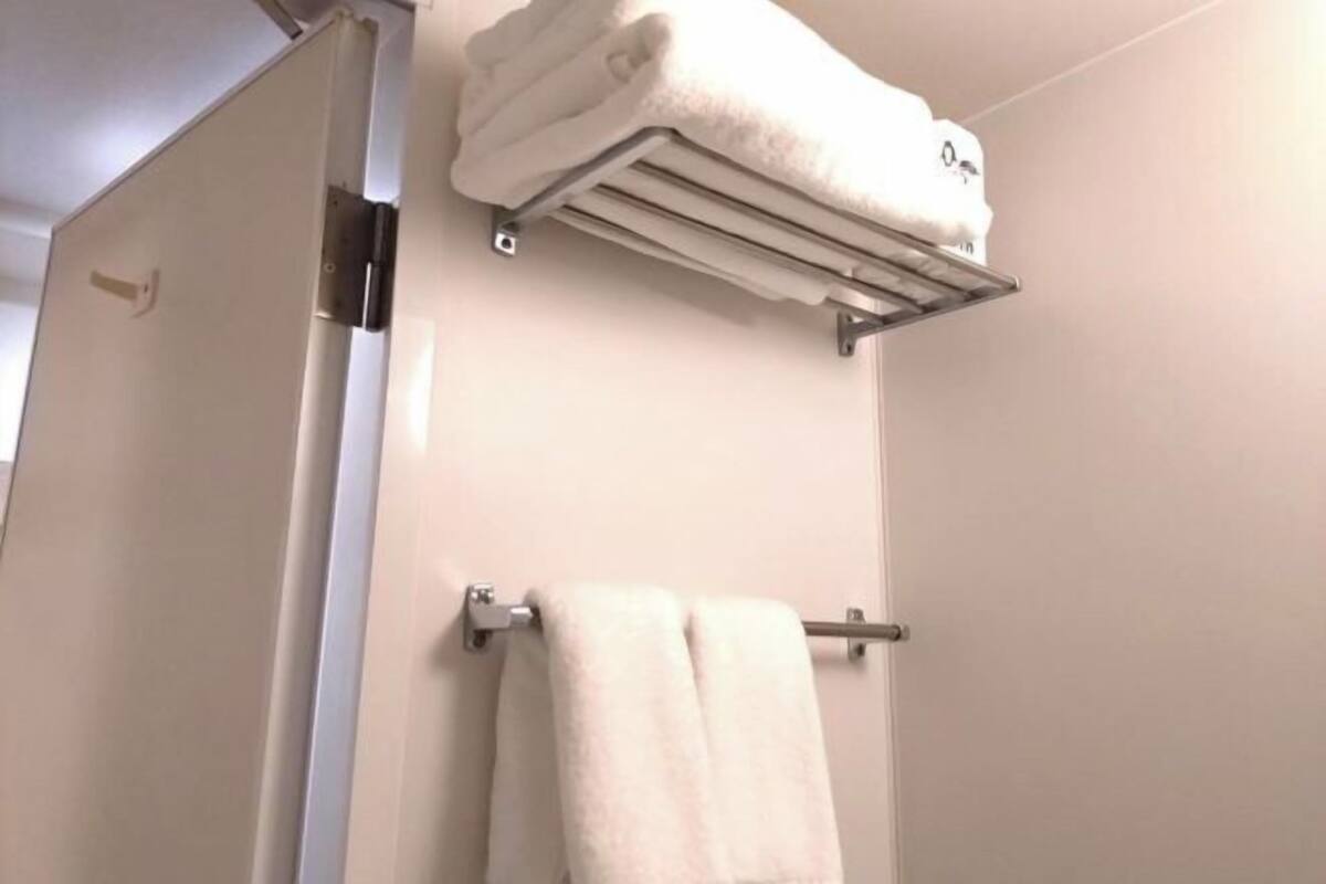 Combined shower/tub, free toiletries, hair dryer, slippers