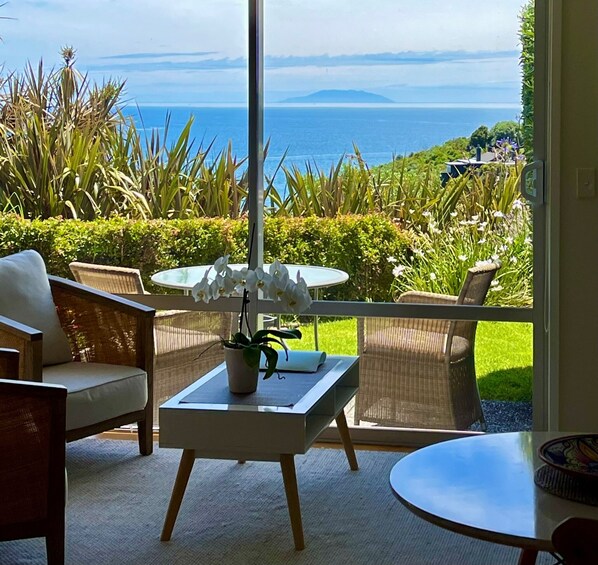 Flat-screen TV, DVD player, iPod dock - Watermark Studio Apartments (Waiheke Island)