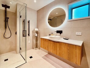 Apartment Three - Garden and Patio | Bathroom | Shower, free toiletries, hair dryer, bathrobes - Watermark Studio Apartments (Waiheke Island)