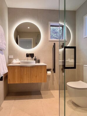 Room, Sea View (Apartment One) | Bilik Mandi | Pancuran mandi, kelengkapan dandanan diri percuma, pengering rambut 