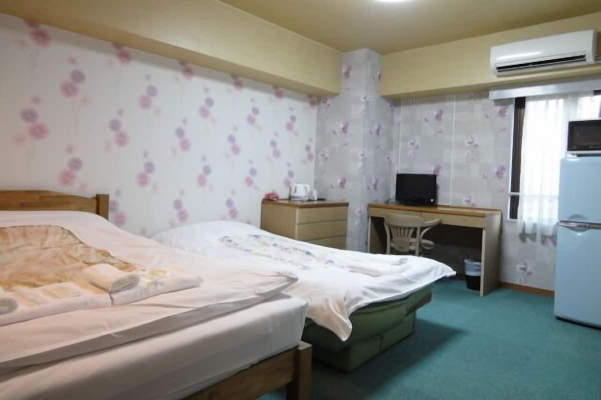 Double Room, Kitchen | Desk, free WiFi, bed sheets
