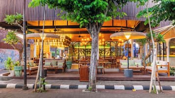 Sarapan, makan tengah hari dan makan malam dihidangkan