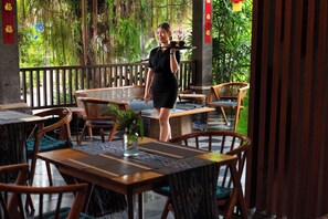 Petit déjeuner, déjeuner et dîner servis sur place