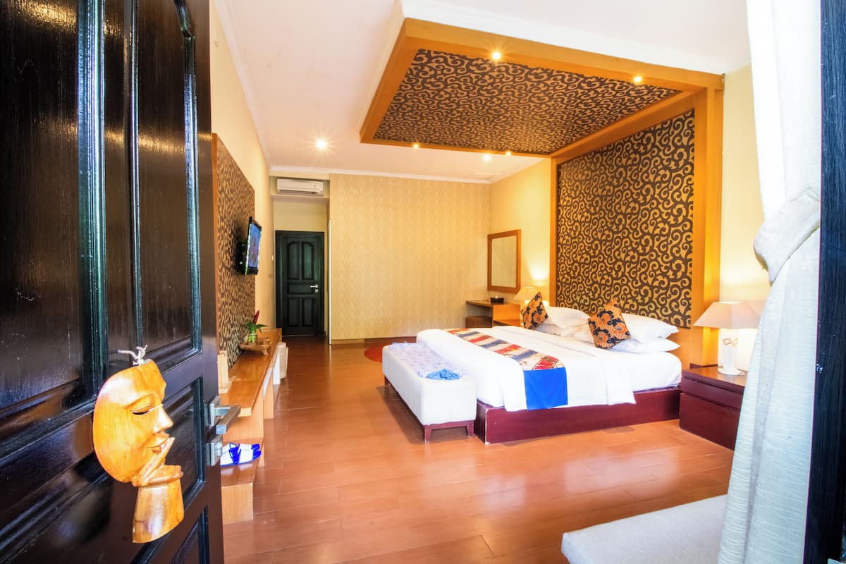 Deluxe Room, Garden View | 2 bedrooms, in-room safe, rollaway beds, free WiFi