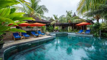 Outdoor pool, sun loungers