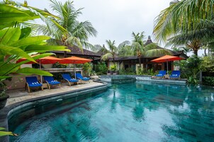 Outdoor pool, sun loungers
