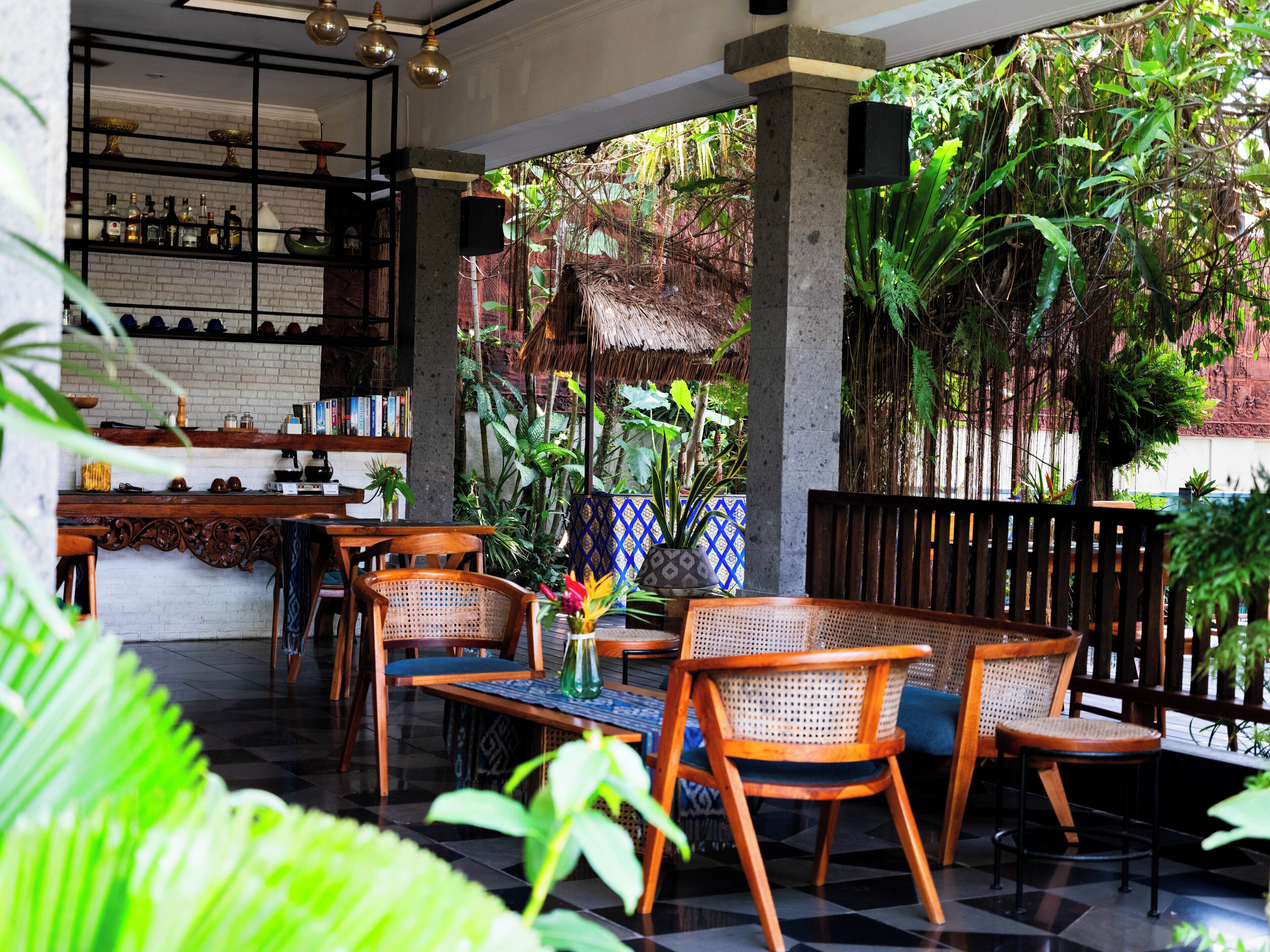 breakfast, lunch and dinner served