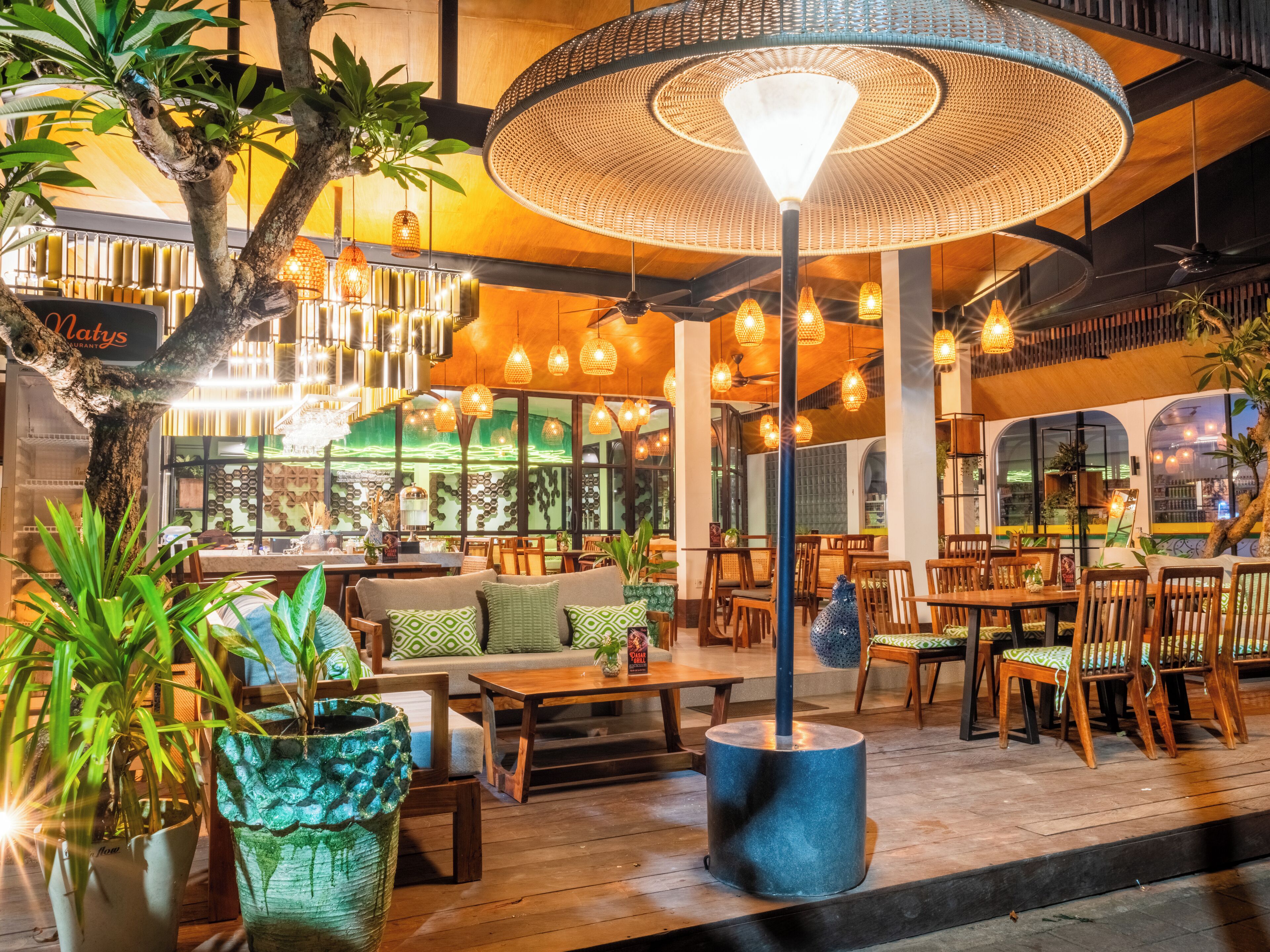 تقديم الإفطار والغداء والعشاء