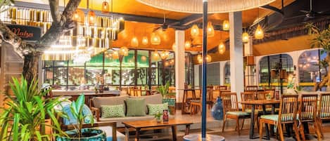 Petit déjeuner, déjeuner et dîner servis sur place