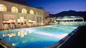 Outdoor pool, pool umbrellas, sun loungers