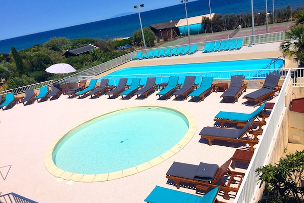 Piscine extérieure, parasols, chaises longues