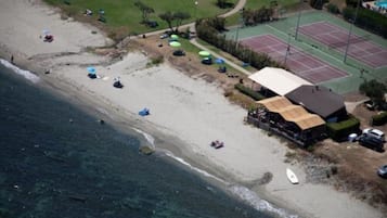 Am Strand, Liegestühle, Sonnenschirme, Strandtücher