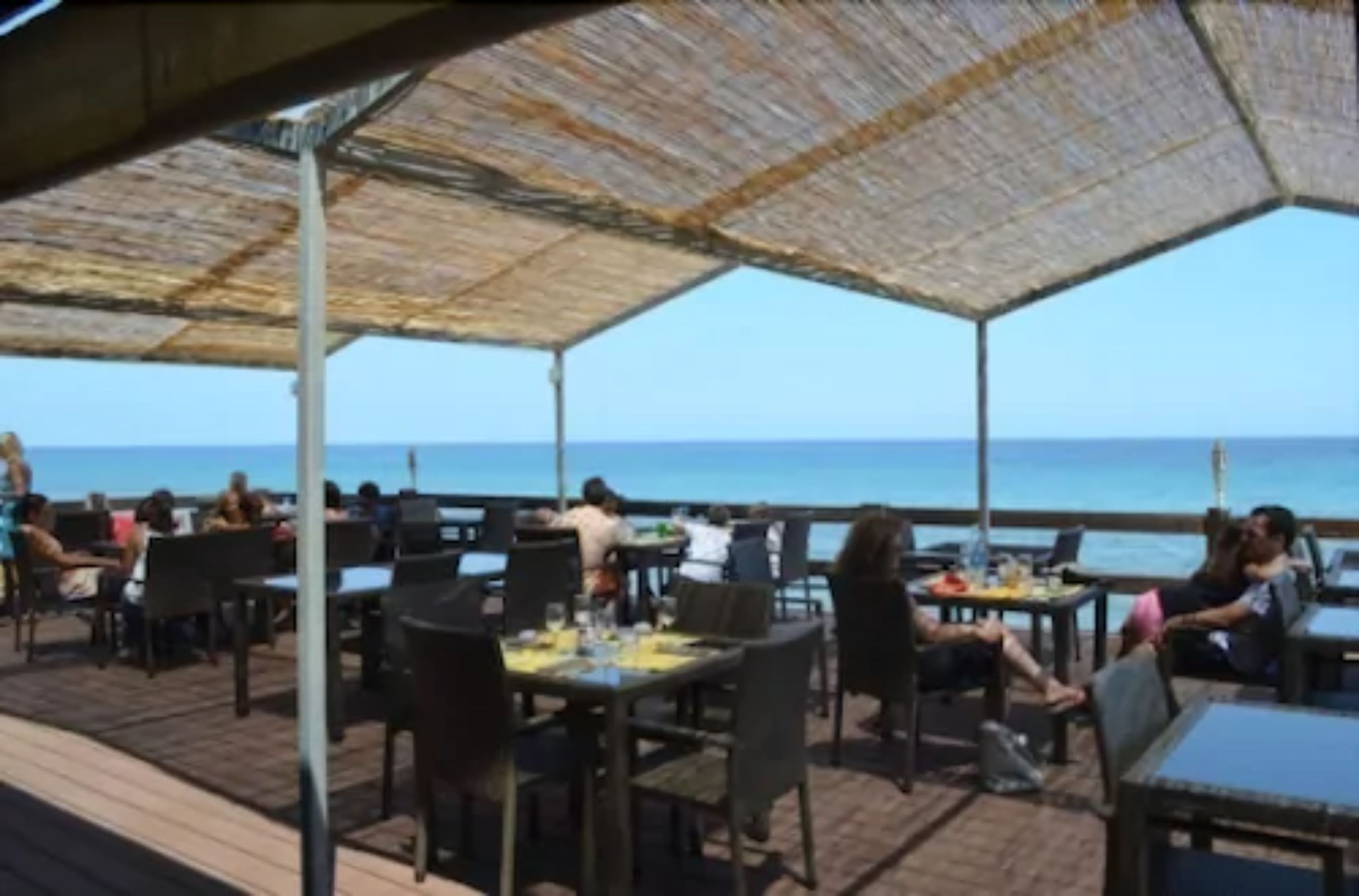 2 restaurantes; se sirven desayunos, almuerzos, cenas y cocina francesa 