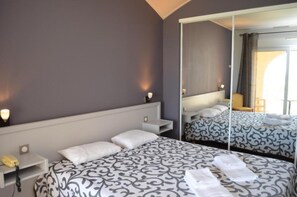 Ropa de cama hipoalergénica y caja de seguridad en la habitación 