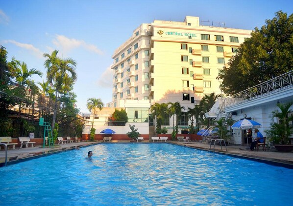 Outdoor pool, free pool cabanas - Central Hotel (Quang Ngai)
