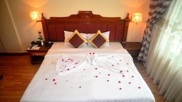 Minibar, pengeskab på værelset, skrivebord, lydisolering