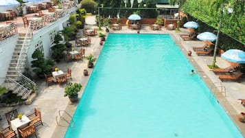 Una piscina al aire libre, cabañas de piscina gratuitas