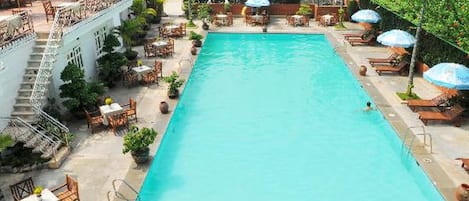 Kolam renang outdoor, dengan cabana gratis