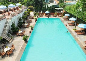 Una piscina al aire libre, cabañas de piscina gratuitas