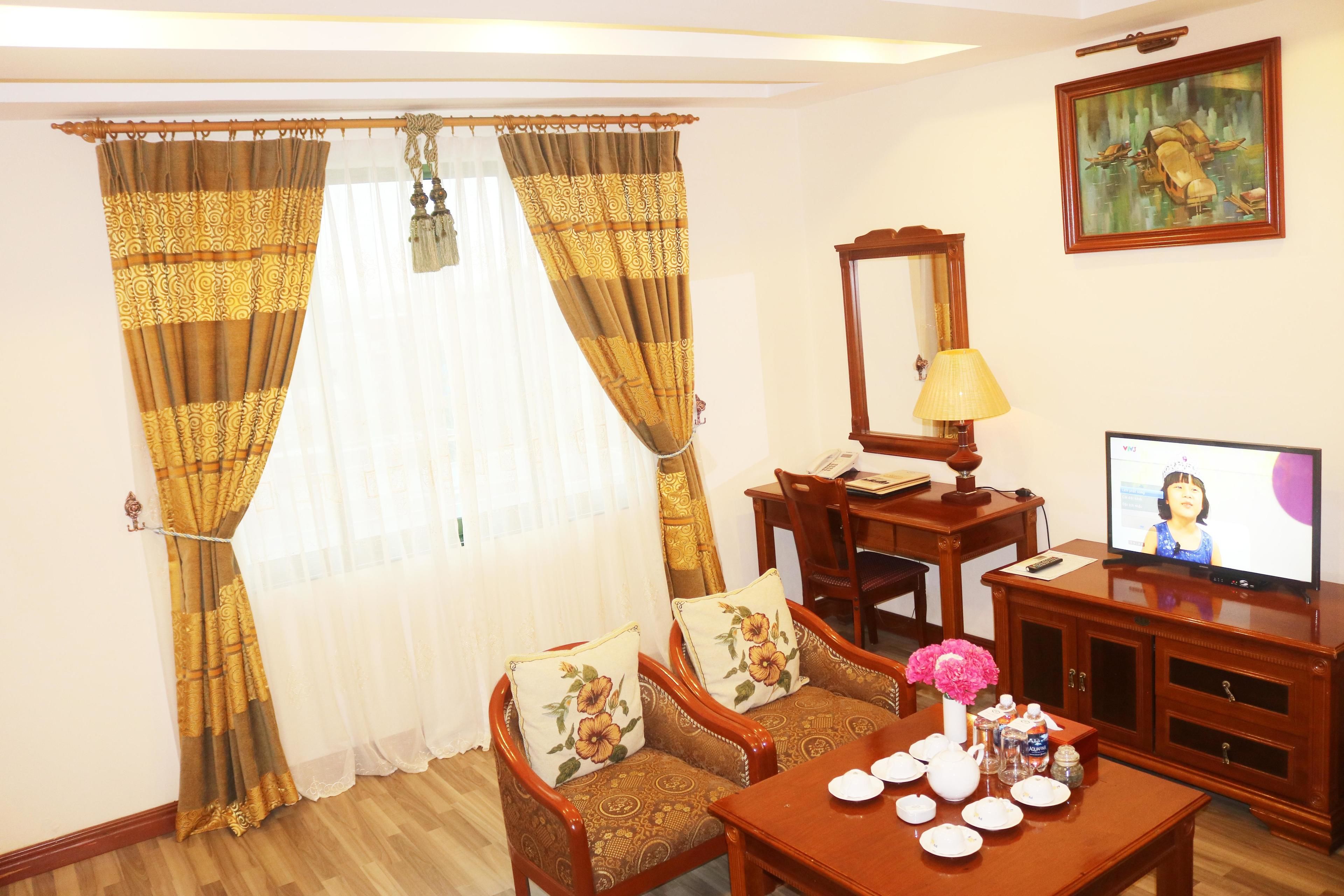 Suite, 1 Double Bed | Living area | 32-inch LCD TV with cable channels, TV