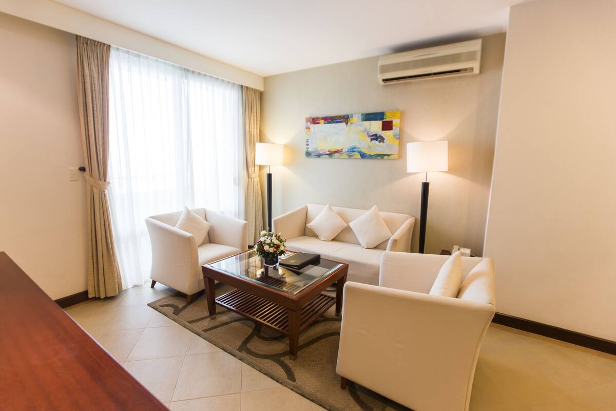 Departamento clásico, 1 habitación | Sala de estar | Televisión LCD de 32 pulgadas con canales por cable y televisión