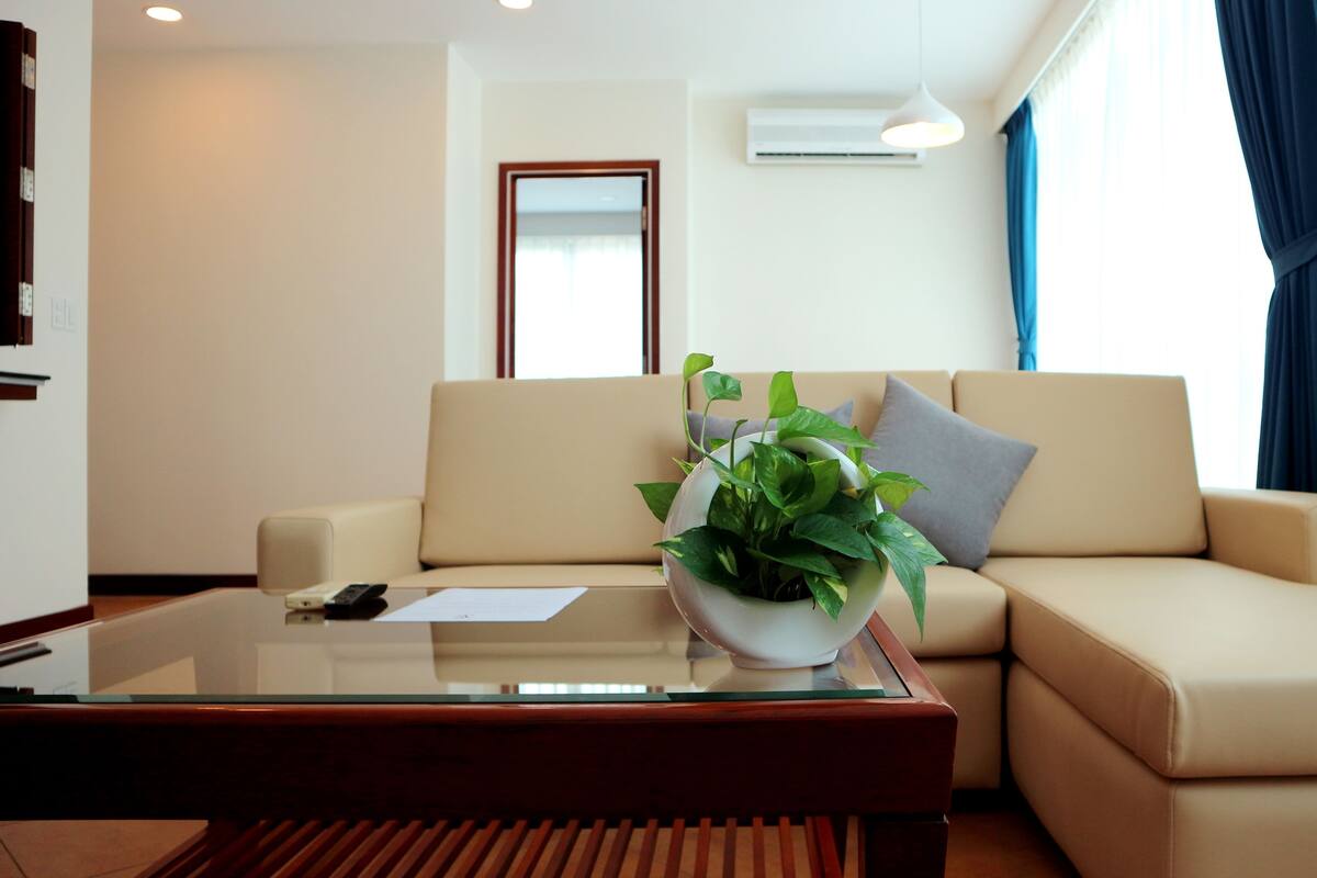 Departamento Prestigio, 2 habitaciones | Sala de estar | Televisión LCD de 32 pulgadas con canales por cable y televisión