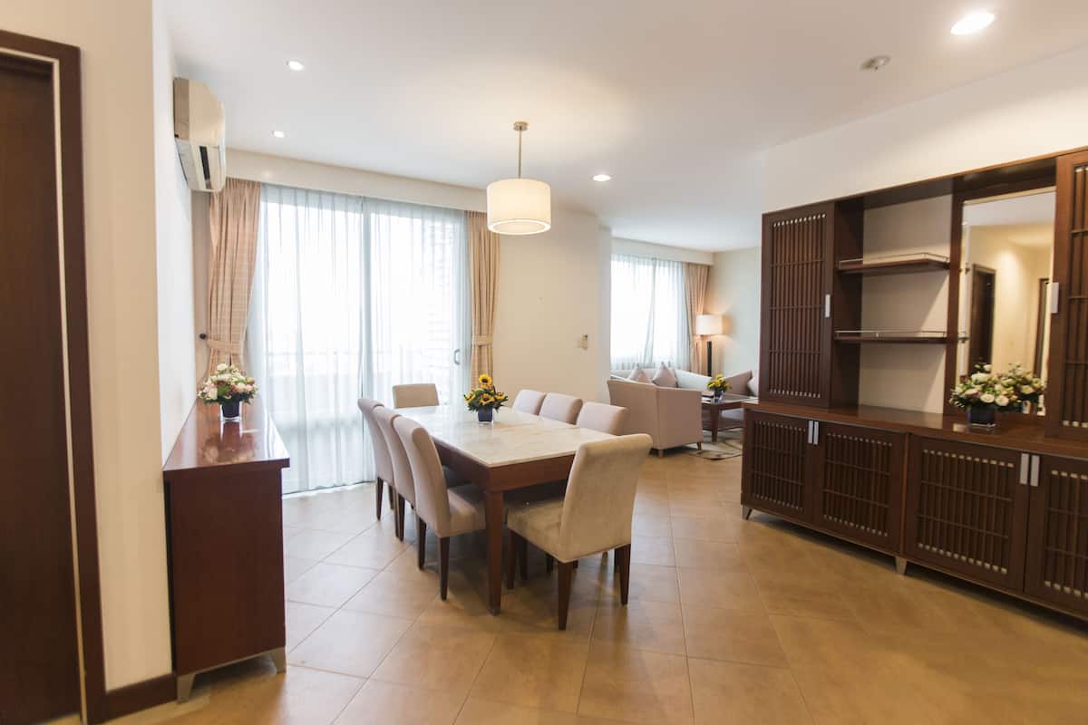 Departamento clásico, 2 habitaciones | Caja de seguridad en la habitación y escritorio