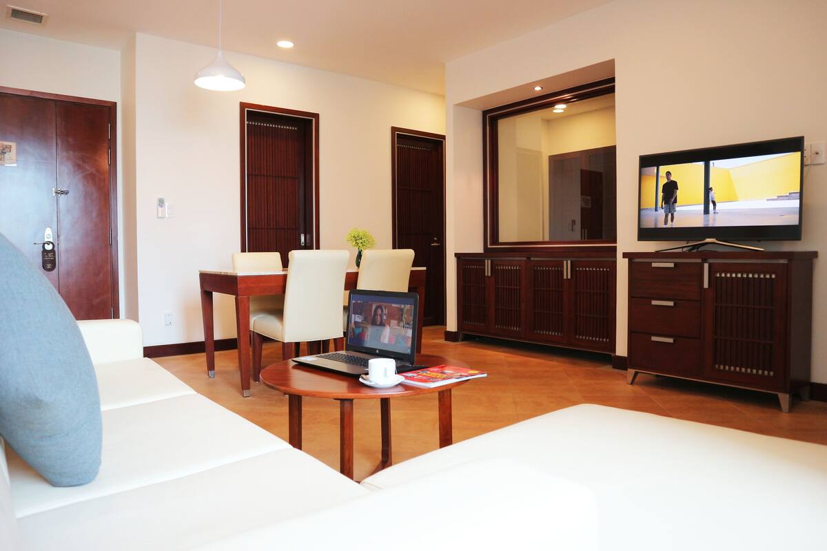 Departamento Prestigio, 1 habitación | Sala de estar | Televisión LCD de 32 pulgadas con canales por cable y televisión
