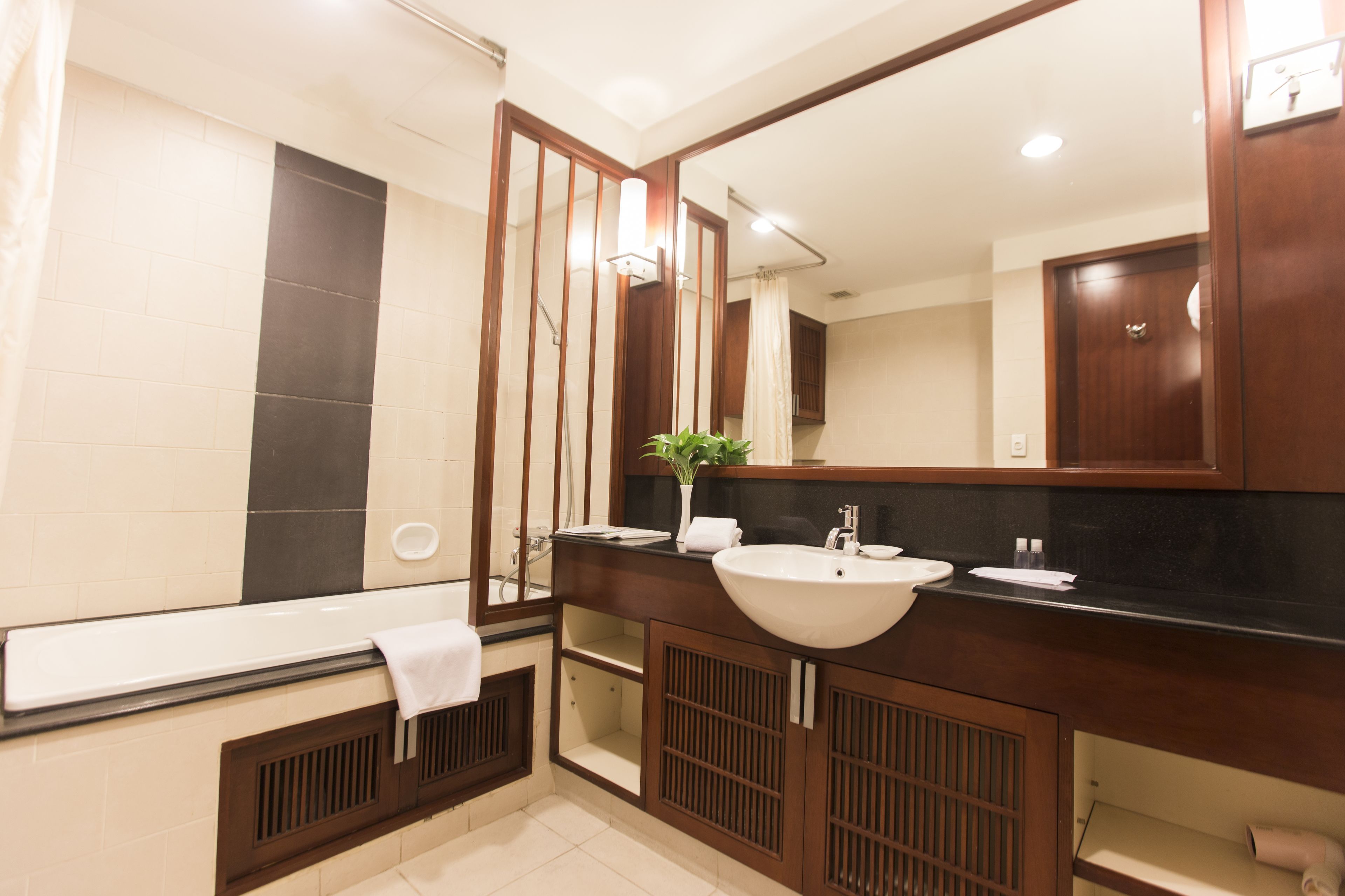 Signature Apartment, 2 Bedrooms | Bathroom | Free toiletries, hair dryer