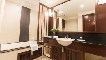 Signature Apartment, 2 Bedrooms | Bathroom | Free toiletries, hair dryer