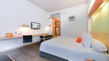 Minibar, caja fuerte, escritorio y cortinas opacas