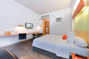 Minibar, in-room safe, desk, blackout curtains - HARRIS Hotel Sentul City Bogor (Bogor)