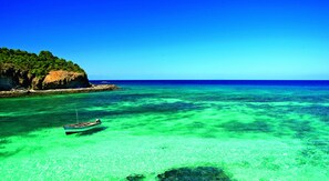 Private beach, white sand, scuba diving, beach volleyball