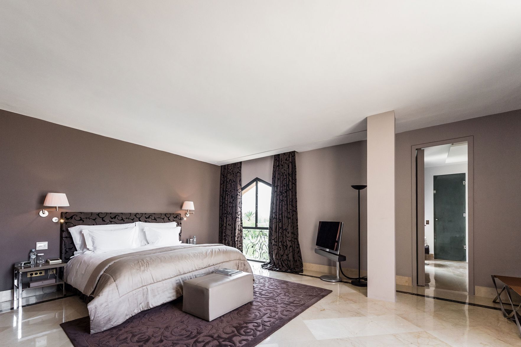 Minibar, caja de seguridad en la habitación y decoración personalizada 