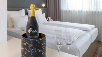 Literie hypoallergénique, coffres-forts dans les chambres, bureau