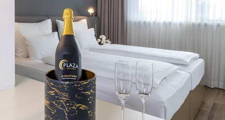 Hypo-allergenic bedding, in-room safe, desk, laptop workspace. PLAZA INN Graz Messe
