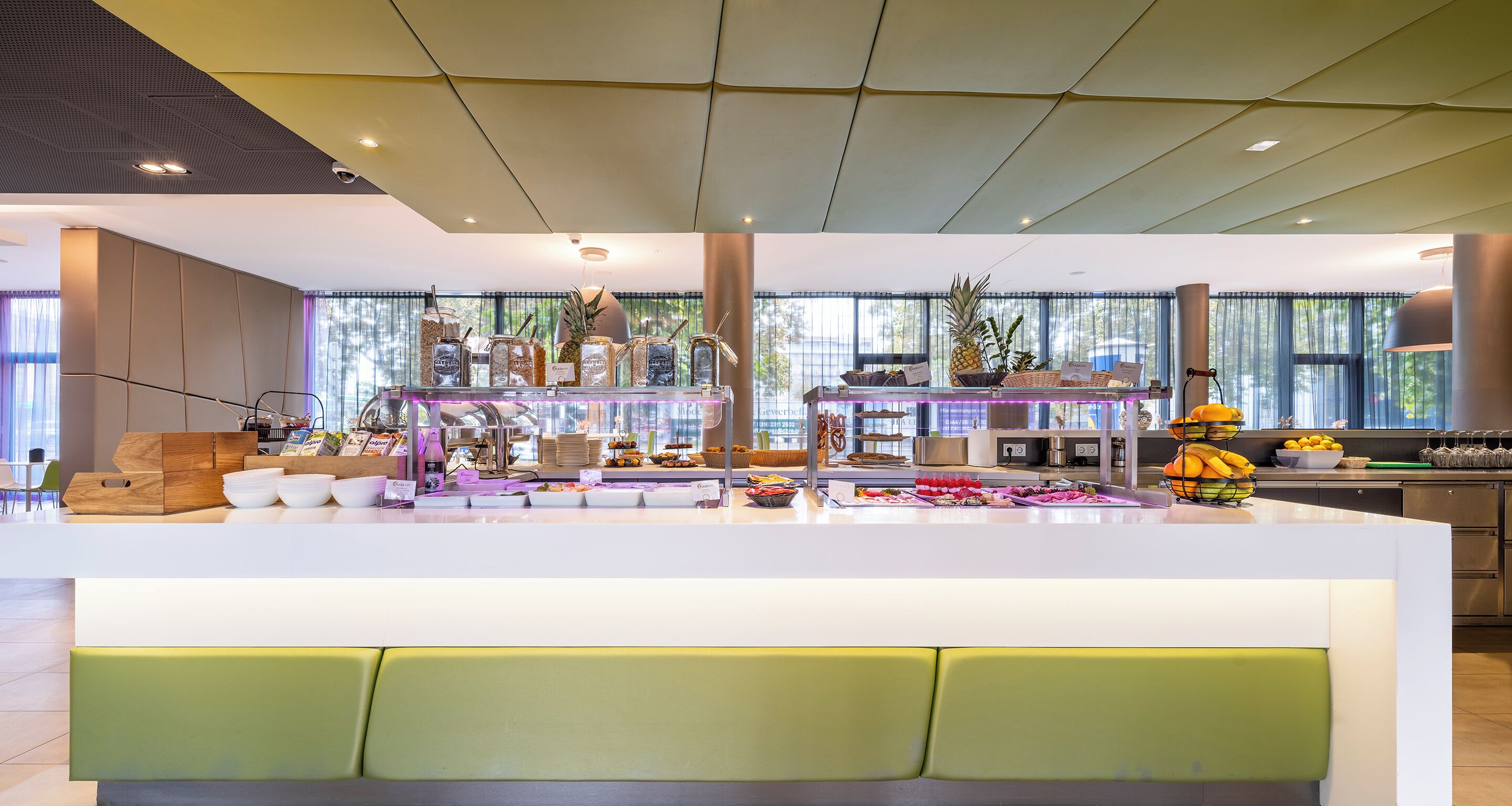 Un bar à petit-déjeuner moderne proposant une variété d'aliments et d'accompagnements.