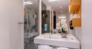 Apartment | Badezimmer | Haartrockner, Handtücher, Seife, Shampoo