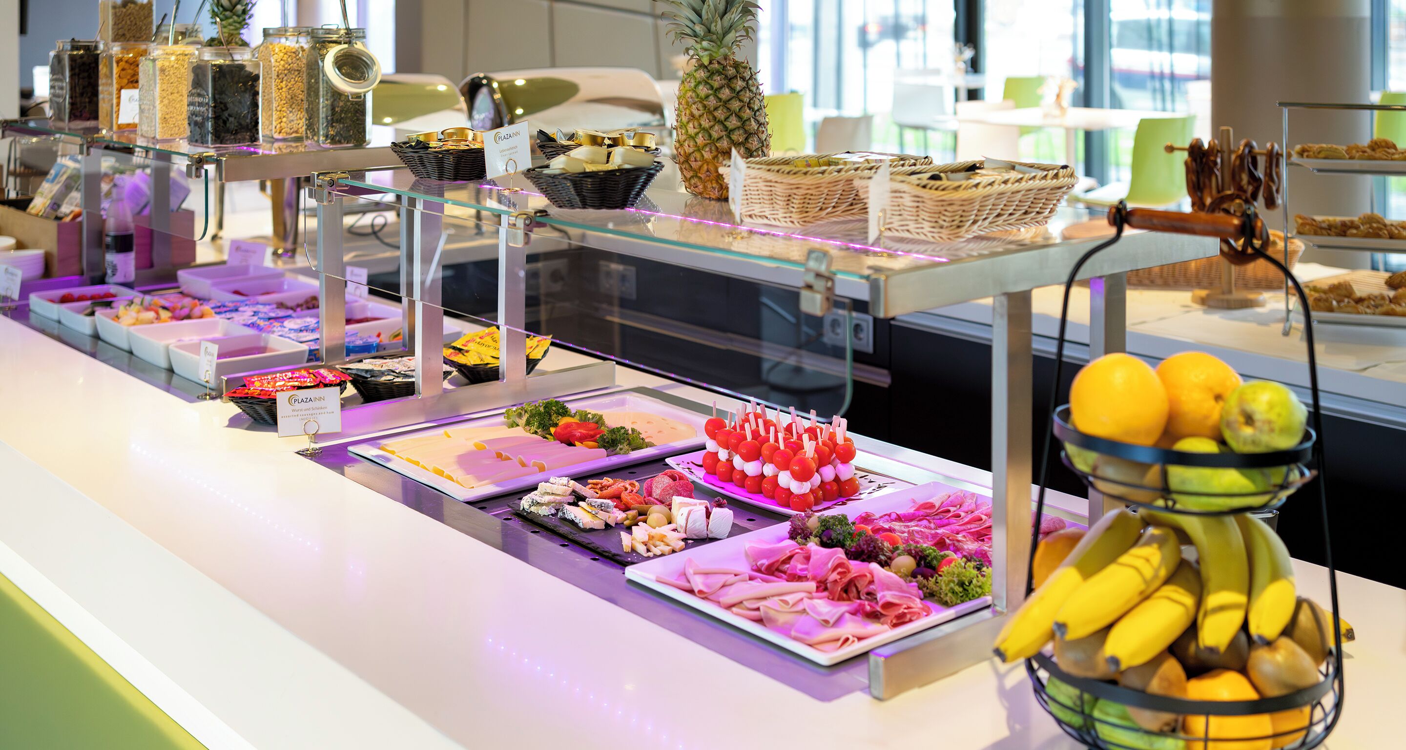 Un buffet proposant divers plats et un panier de fruits.