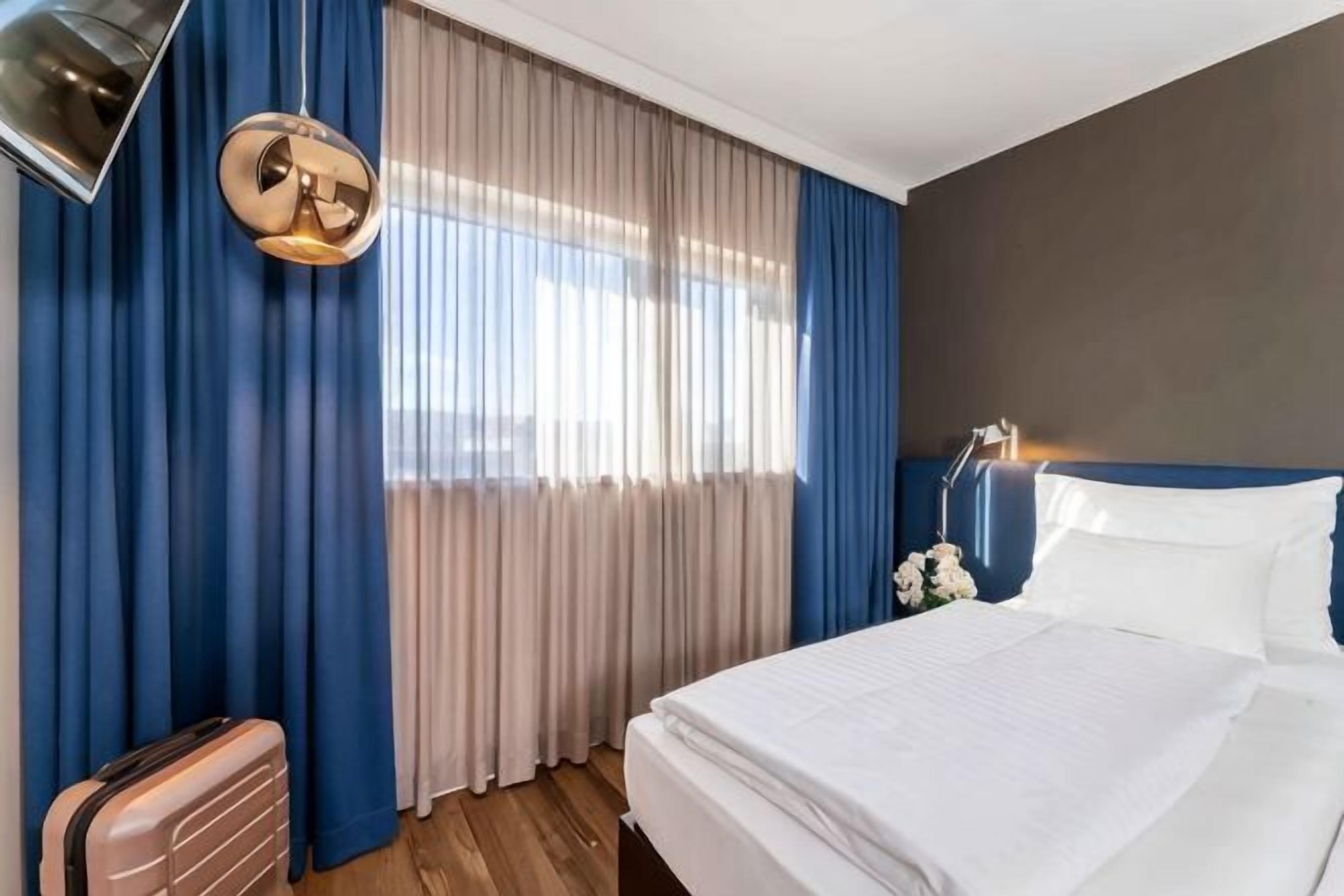 Hypo-allergenic bedding, in-room safe, desk, laptop workspace