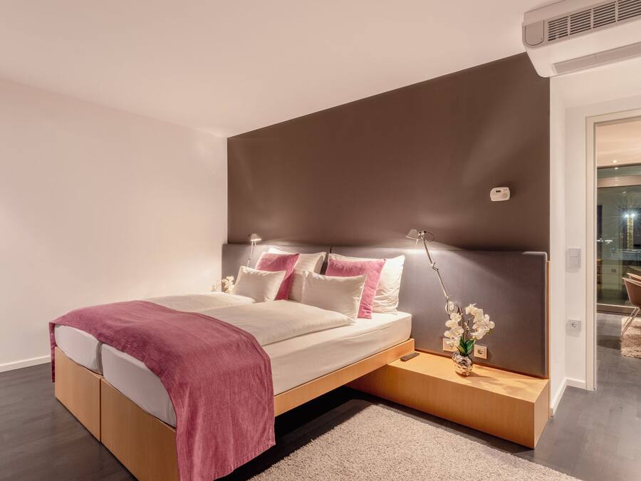 Ropa de cama hipoalergénica y caja de seguridad en la habitación