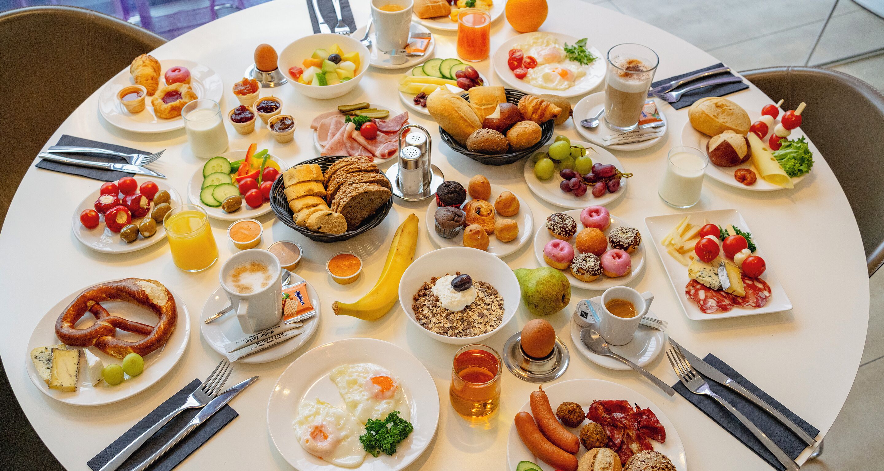 Un buffet de petit-déjeuner proposant une variété de plats et de boissons.