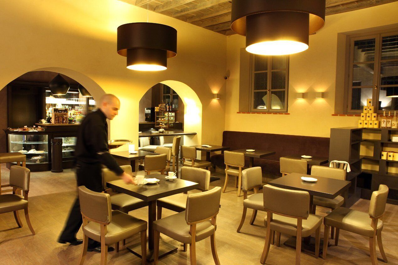 serves lunch and dinner